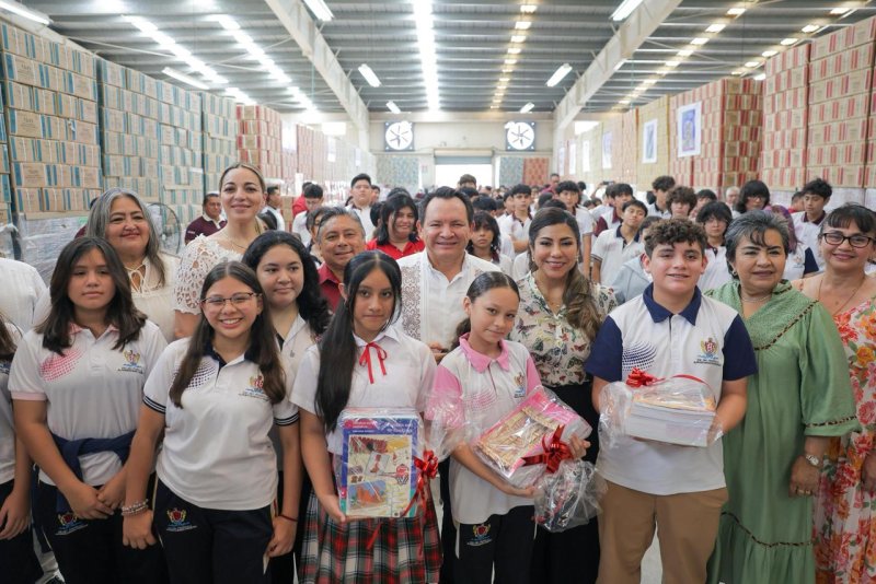 Joaquín Díaz Mena arranca la distribución de 2.7 millones de libros de texto gratuitos en Yucatán.