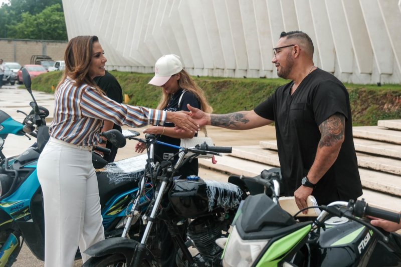 Mara Lezama entrega vehículos y motocicletas recuperadas a sus propietarios