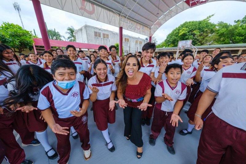 Entrega Mara Lezama domo a Secundaria Técnica 18 en Cancún tras 34 años de espera