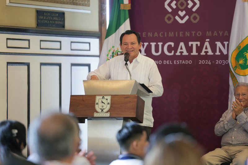 Gobernador Joaquín Díaz Mena reconoce excelencia académica de estudiantes yucatecos.