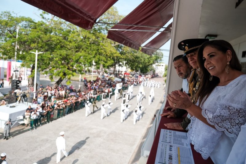 Con orgullo e identidad nacional, Mara Lezama y el pueblo chetumaleño presencian desfile cívico-militar
