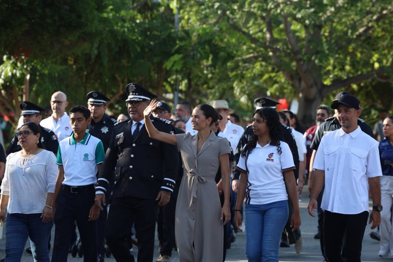 ENCABEZA ANA PATY PERALTA DESFILE CÍVICO-MILITAR