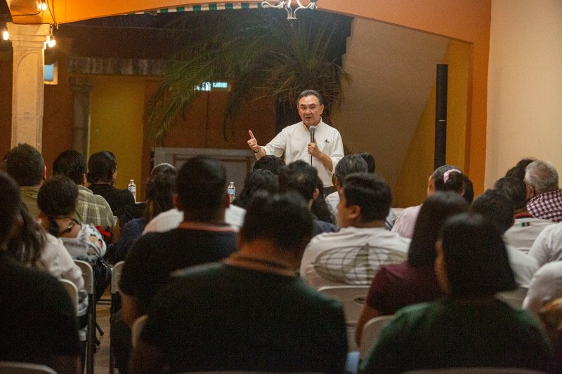 Liborio Vidal acude a asamblea distrital de Morena en Mérida
